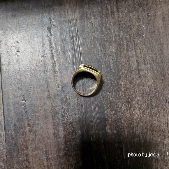 Mens gold tone ring with Eagle & 4 clear stones - Picture 5 of 7